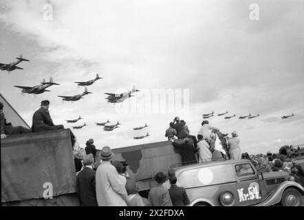 ROYAL AIR FORCE: 2. TAKTISCHE LUFTWAFFE, 1943-1945. - Dänische Zivilisten beobachten einen Flug an de Havilland-Moskitos der No. 2-Gruppe am Flughafen Kopenhagen, während einer Flugschau der RAF zu Hilfe der befreiten Länder Royal Air Force, 2 Group, Royal Air Force, Maintenance Unit, 201 Stockfoto