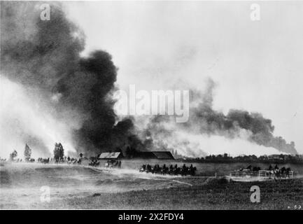 Deutsche Truppen dringen in Sowjetrussland vor und passieren brennende Dörfer bei Operationen im Jahr 1941. Stockfoto