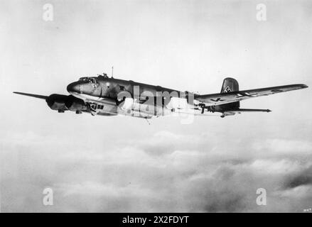 Ein deutscher Focke-Wulf-Kurier-Bomber wurde 1941 im Flug fotografiert, der von der Luftwaffe während des Zweiten Weltkriegs betrieben wurde. Stockfoto