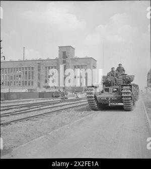 Ein Churchill AVRE Panzer der britischen Armee wird am 13. April 1945 in Arnheim stationiert, während der Operationen in Nordwesteuropa. Stockfoto