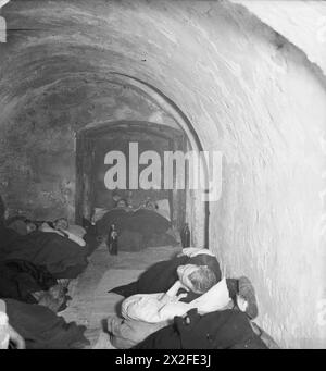 Shelterers schlafen an den weißen Wänden der Krypta Christ Church in Spitalfields, London, fotografiert von Bill Brandt im November 1940. Stockfoto