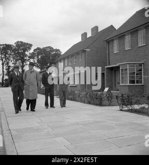 ÄGYPTISCHE ZEITUNGSREDAKTEURE IM INFORMATIONSMINISTERIUM GESPONSERTE TOUR DURCH britische STANDORTE UND EINRICHTUNGEN - Mitglieder der ägyptischen Delegation besuchen das experimentelle Wohngebiet des Ministeriums für Arbeiten in Northolt, um neu entworfene Häuser aus modernen Materialien zu sehen Stockfoto