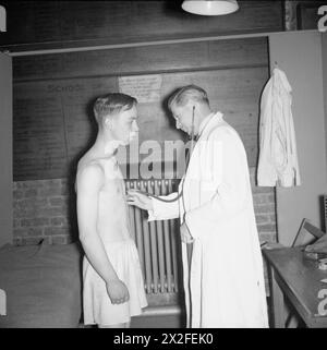 Ein REKRUT SCHLIESST SICH DER BRITISCHEN ARMEE an - in der Bohrhalle in Duke's Road, Euston, London, wird ein potenzieller Rekrut einer medizinischen Untersuchung unterzogen Stockfoto