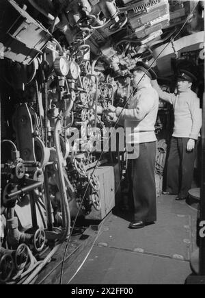 Der Chefartifikator des Maschinenraums an Bord von ORP Sokół steht bei Ventilen. ORP Sokół und ORP Dzik kehrten nach Mittelmeer-Patrouillen nach Plymouth zurück, wobei ORP Sokół von März 1943 bis März 1944 18 feindliche Schiffe versenkte, darunter fünf im Hafen. Stockfoto