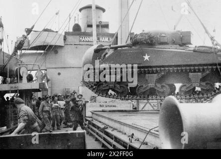 DIE POLNISCHE ARMEE IM NORMANDIE-FELDZUG, 1944 - Ein Sherman-Panzer des 24. Lanzer-Regiments (10. Gepanzerte Kavallerie-Brigade, 1. Polnische Panzerdivision) wird von einem Kran an Bord der SS Hannibal Hamlin überführt und Ende Juli 1944 in die Normandie transportiert. polnische Armee, polnische Streitkräfte im Westen, 1. Panzerdivision, 1. Panzerdivision, 1. Panzerdivision, 10. Panzerbrigade, polnische Armee im Westen, 1. Panzerdivision, 10. Panzerbrigade, 24 Panzerregiment Stockfoto