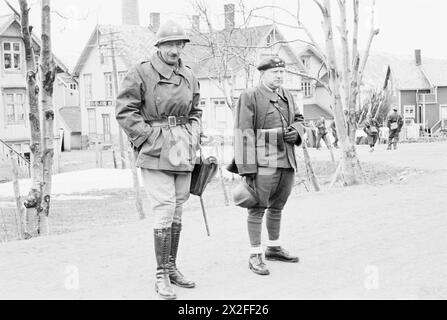 DIE POLNISCHE ARMEE IM NORWEGISCHEN FELDZUG, 1940 – Offiziere der unabhängigen Podhalan Rifles Brigade in der Straße, wahrscheinlich in der Stadt Harstad, wo die Brigade nach der Landung in Nordnorwegen stationiert war, Mai 1940 polnische Armee, polnische Armee, polnische unabhängige Hochlandbrigade Stockfoto