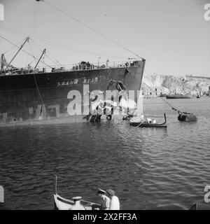 OPERATION SODESTAL, 1942. AUGUST bis 15. August: Ankunft des BRISBANE-STERNS auf Malta: Detailliertes Foto, das Schäden an der Steuerbordseite des BRISBANE-STERNS Merchant Navy zeigt Stockfoto