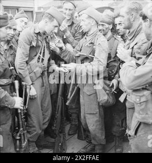 Ein US-amerikanischer Soldat in Newhaven erhält ein Licht von einem Kameraden, nachdem er am 19. August 1942 vom Angriff Dieppe zurückgekehrt ist, was die erste Kampferfahrung für US-Truppen in Europa während des Zweiten Weltkriegs darstellt Stockfoto