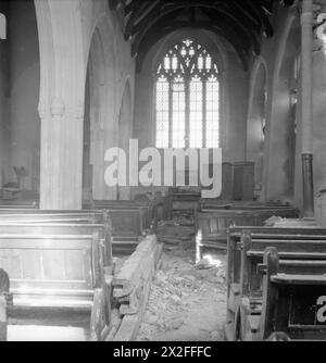 US BATTLE TRAINING AREA, DEVON, ENGLAND, Großbritannien, SEPTEMBER 1944 - Schäden im Inneren der Slapton Church in Devon, verursacht durch Marinebeschuss während der Trainingsübungen, die zur Vorbereitung der Landung am D-Day durchgeführt wurden. Der Gang ist mit Schutt gesäumt und die Bänke sind stark beschädigt. Laut der Originalüberschrift ist dieser Schaden trotz der Tatsache entstanden, dass „die Kirche vom Meer aus unsichtbar ist“ Stockfoto