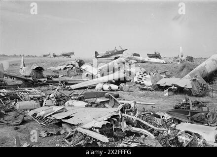 DIE ALLIIERTEN LANDUNGEN IN ITALIEN, SEPTEMBER 1943: REGGIO, TARANTO UND SALERNO-Salerno, 9. September 1943 (Operation Avalanche): Supermarine Spitfire, besetzt von amerikanischen Piloten, auf einem Flugplatz in der Nähe von Salerno aufgestellt, der mit Trümmern feindlicher Flugzeuge und Flugzeugteile bestückt ist. Die feindlichen Flugzeuge wurden bei alliierten Bombenangriffen auf den Flugplatz zerstört Stockfoto