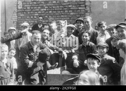 DAS WARSCHAUER GHETTO, OKTOBER 1940-MAI 1943 – Eine Gruppe jüdischer Männer und Kinder, die sich für ein Foto auf der Straße des Ghettos ausgeben. Beachten Sie den Mann in der Mitte, der einen Hund auf der Schulter hält Stockfoto