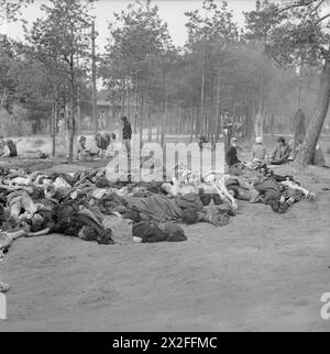 DIE BEFREIUNG DES KONZENTRATIONSLAGERS BERGEN-BELSEN, APRIL 1945 – Lagerinsassen sitzen oder plündern zwischen den Leichen der Toten Stockfoto