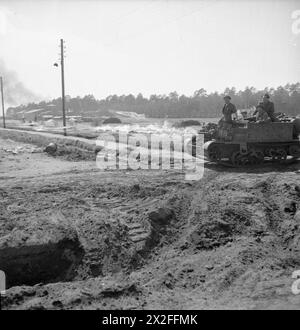 Nach der Evakuierung der Überlebenden und der Beerdigung der Toten benutzten britische Streitkräfte im Mai 1945 Flammenwerfer, um das Lager Bergen-Belsen zu zerstören, um die Ausbreitung der Krankheit zu verhindern. Stockfoto