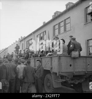 Im April 1945 bereiteten sich französische, belgische und niederländische Häftlinge aus Bergen-Belsens Lager Nr. 2 in der Hohne Militärkaserne vor, einige spielten Musikinstrumente, in ihr Land zurückzukehren, nachdem sie für reisetauglich befunden worden waren. Stockfoto