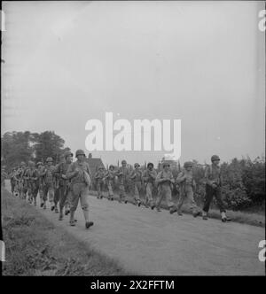 ERSTES REHABILITATIONSZENTRUM DER US-ARMEE: ERHOLUNG UND AUSBILDUNG IM 8. ERHOLUNGSKRANKENHAUS, STONELEIGH PARK, KENILWORTH, WARWICKSHIRE, VEREINIGTES KÖNIGREICH, 1943 - als Abschlusstest müssen die Auszubildenden vor dem Verlassen des 8. Erholungskrankenhauses im Stoneleigh Park einen letzten 19-km-marsch absolvieren. Sie werden am Ende auf Zustand geprüft, und erst nach einer zufriedenstellenden Prüfung können sie austreten und ihre Einheiten wieder zusammenfügen Stockfoto