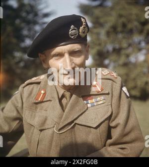 Halblanges Porträt von General Sir Bernard Montgomery, Befehlshaber der Achten Armee, mit einer Panzermütze während eines Besuchs in England im Jahr 1943. Stockfoto
