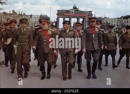 FELDMARSCHALL MONTGOMERY ZIERT RUSSISCHE GENERÄLE AM BRANDENBURGER TOR IN BERLIN, 12. JULI 1945 - der stellvertretende Oberbefehlshaber der Roten Armee, Marschall G Schukow, der Befehlshaber der 21. Armeegruppe, Feldmarschall Sir Bernard Montgomery, Marschall Sokolowski und General K Rokossowski von der Roten Armee verlassen das Brandenburger Tor nach der Zeremonie Montgomery, Bernhard Law, Schukow, Georgi Konstantinowitsch, Rokossowski, Konstantin Konstantinowitsch, Sokolowski, Wassili Danilowitsch Stockfoto