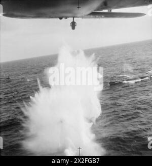 ROYAL AIR FORCE 1939-1945: KÜSTENKOMMANDO - Foto der rückwärtigen Kamera einer No 77 Squadron Whitley während ihres Angriffs auf U 705 in der Biskaya, 3. September 1942 Royal Air Force, 77 Squadron Stockfoto