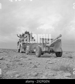 Ein 25-Pfünder-Feldgewehr und ein Quad-Artillerietraktor der britischen Armee werden am 22. Dezember 1941 in Nordafrika stationiert. Stockfoto