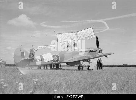 Der letzte Hawker Hurricane Mark IIC, PZ865, wurde in Langley, Berkshire, fertiggestellt, mit Bannern und Wimpeln dekoriert. Es wurde von der Hawker Aircraft Company gekauft und diente als Kommunikations- und Testflugzeug, das später als G-AMAU registriert wurde, in Luftrennen geflogen wurde und vom Battle of Britain Memorial Flight erhalten wurde. Stockfoto