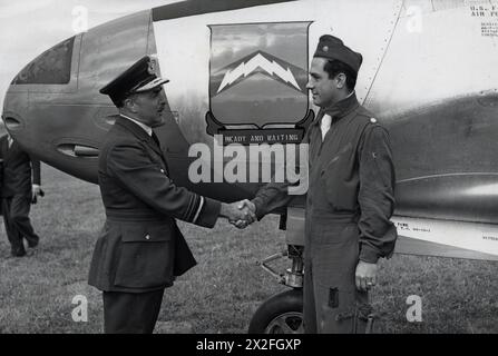 UNITED STATES ARMY AIR FORCE (USAAF) IN GROSSBRITANNIEN, 1942-1945 - Colonel David Schilling wird von einem RAF-Offizier gratuliert, nachdem er die erste Atlantiküberquerung in einem Lockheed P-80 Shooting Star, 1948 gemacht hat. Handgeschriebene Beschriftung auf der Rückseite: 'Dave Schilling / P-80'. Handgeschriebener Text auf der Rückseite: Colonel Dave Schilling nach der ersten Atlantiküberquerung in P-80s (Lockheed) im Jahr 1948. Auf der Rückseite: Ministry of Information Crown Copyright Reserved, Neg. Nein R1634 [Stempel] Stockfoto