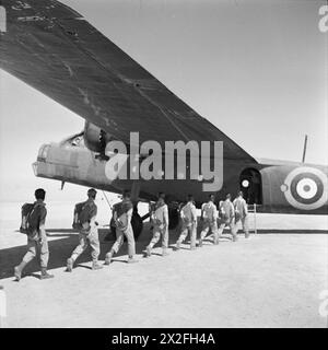 SAS-Freiwillige steigen an Bord eines Transportflugzeugs der Royal Air Force Bristol Bombay in Kabrit, Ägypten, für Fallschirmübungen während des Zweiten Weltkriegs in Nordafrika. Stockfoto