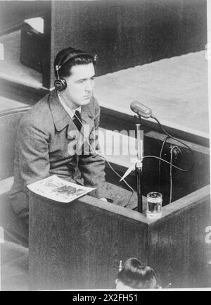 DIE NÜRNBERGER PROZESSE, NOVEMBER 1945-OKTOBER 1946 – Alois Hoellriegl, ein 36-jähriger Wärter im Konzentrationslager Mauthausen, in der Zeugenkiste Nürnberg. Er bestätigte, dass er Zeuge der Vergasung und Erschießung von Häftlingen am 4. Januar 1946 gewesen sei Stockfoto