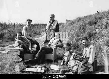 DIE POLNISCHE LUFTWAFFE IN GROSSBRITANNIEN, 1940-1947 - Piloten des B-Fluges, Nr. 303 polnische Jagdgeschwader, die ein Picknick genießen, während sie auf einen Rastanruf bei der RAF Northolt warten, 29. August 1942.von links nach rechts - Fliegender Offizier Longin Majewski, Pilot Offizier Mirosław Szelestowski, Sergeant Alojzy Rutecki (stehend), fliegender Offizier Antoni Kolubiński, Sergeant Stanisław Górny, Sergeant Włodzimierz Chojnacki und Pilot Tadeusz Powierza polnische Luftwaffe, polnische Luftwaffe, 303 'Kościuszko' Jagdgeschwader, Majewski, Longin, Rutecki, Alojzy, Szelestowski, Mirosław, Kolubiński, Antoni Michał, Górny, Stanis Stockfoto