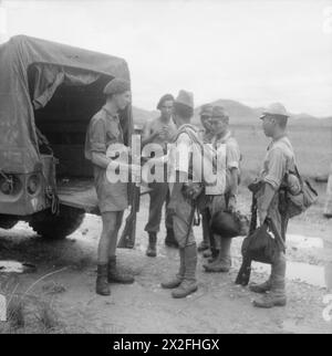 DIE BRITISCHE WIEDERBESETZUNG HONGKONGS 1945: Vier japanische Soldaten ergeben sich den Männern der 3. Commando Brigade der Royal Navy, 3. Royal Marine Commando Brigade Stockfoto