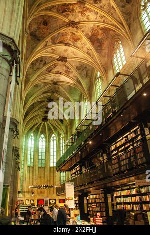 Buchhandlung in den Gewölben einer mittelalterlichen Kirche, Dominicanerkerkstraat 1, 6211 CZ Maastricht, Niederlande Stockfoto