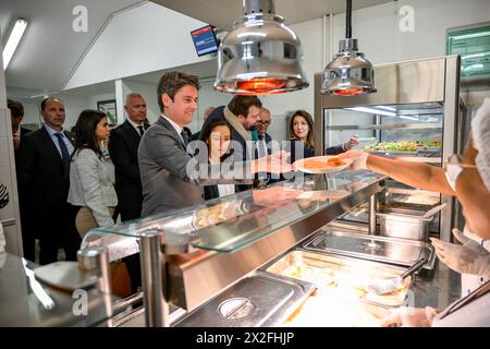 Die Staatssekretärin für Staatsbürgerschaft Sabrina Agresti-Roubache, der französische Premierminister Gabriel Attal und die französische stellvertretende Ministerin für Kinder, Jugend und Familien Sarah El-Hairy während eines Besuchs des Parc Imperial Gymnasiums, um am 22. April 2024 in Nizza im Südosten Frankreichs ein „pädagogisches Internat“-Experiment für anspruchsvolle Schüler zu starten. Teenager, die „auf der falschen Spur“ sind, werden während der Schulpausen in den leeren Räumen von Internaten in ganz Frankreich untergebracht und besuchen Nachhilfeunterricht, Kurse zur Bürgerbildung sowie Sportkurse, wie der französische Premierminister während eines Interviews mitteilte Stockfoto