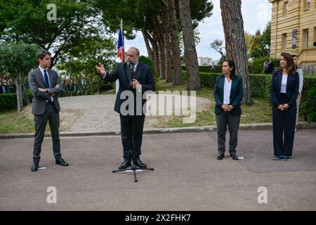 Sabrina Agresti-Roubache, Frankreichs Premierminister Gabriel Attal, Frankreichs Justizminister Eric Dupond-Moretti und Frankreichs Stellvertretender Minister für Kinder, Jugendliche und Familien Sarah El-Hairy treffen Schüler bei einem Besuch der Parc Imperial High School, um am 22. April 2024 in Nizza, Südostfrankreich, ein „pädagogisches Internat“-Experiment für anspruchsvolle Schüler zu starten. Teenager, die „auf der falschen Spur“ sind, werden während der Schulpausen in den leeren Räumen von Internaten in ganz Frankreich untergebracht und besuchen Nachhilfeunterricht, Bürgerschulkurse und spo Stockfoto