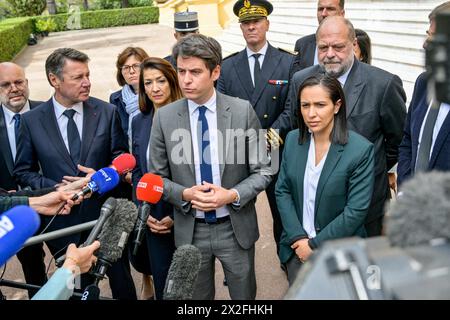 Die Staatssekretärin für Staatsbürgerschaft Sabrina Agresti-Roubache, der Bürgermeister von Nizza Christian Estrosi, der französische Premierminister Gabriel Attal, der französische Justizminister Eric Dupond-Moretti und der französische Stellvertretende Minister für Kinder, Jugendliche und Familien Sarah El-Hairy während eines Besuchs der Parc Imperial Gymnasium, um am 22. April 2024 ein „pädagogisches Internat“-Experiment für anspruchsvolle Schüler in Nizza im Südosten Frankreichs zu starten. Teenager, die „auf der falschen Spur“ sind, werden während der Schulpausen in den leeren Räumen von Internaten in ganz Frankreich untergebracht und nehmen an Nachhilfeunterricht und Bürgerunterricht Teil Stockfoto