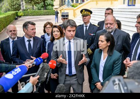 Die Staatssekretärin für Staatsbürgerschaft Sabrina Agresti-Roubache, der Bürgermeister von Nizza Christian Estrosi, der französische Premierminister Gabriel Attal, der französische Justizminister Eric Dupond-Moretti und der französische Stellvertretende Minister für Kinder, Jugendliche und Familien Sarah El-Hairy während eines Besuchs der Parc Imperial Gymnasium, um am 22. April 2024 ein „pädagogisches Internat“-Experiment für anspruchsvolle Schüler in Nizza im Südosten Frankreichs zu starten. Teenager, die „auf der falschen Spur“ sind, werden während der Schulpausen in den leeren Räumen von Internaten in ganz Frankreich untergebracht und nehmen an Nachhilfeunterricht und Bürgerunterricht Teil Stockfoto