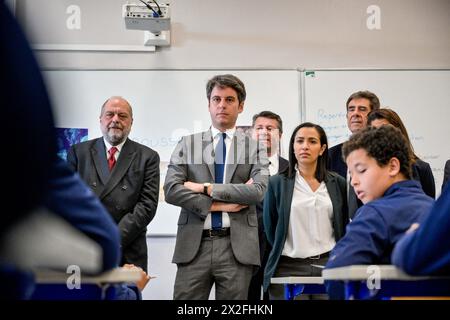 Die Staatssekretärin für Staatsbürgerschaft Sabrina Agresti-Roubache, der Bürgermeister von Nizza Christian Estrosi, der französische Premierminister Gabriel Attal, der französische Justizminister Eric Dupond-Moretti und der französische Stellvertretende Minister für Kinder, Jugendliche und Familien Sarah El-Hairy während eines Besuchs der Parc Imperial Gymnasium, um am 22. April 2024 ein „pädagogisches Internat“-Experiment für anspruchsvolle Schüler in Nizza im Südosten Frankreichs zu starten. Teenager, die „auf der falschen Spur“ sind, werden während der Schulpausen in den leeren Räumen von Internaten in ganz Frankreich untergebracht und nehmen an Nachhilfeunterricht und Bürgerunterricht Teil Stockfoto