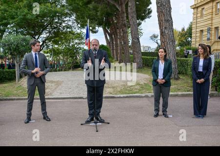 Sabrina Agresti-Roubache, Frankreichs Premierminister Gabriel Attal, Frankreichs Justizminister Eric Dupond-Moretti und Frankreichs Stellvertretender Minister für Kinder, Jugendliche und Familien Sarah El-Hairy treffen Schüler bei einem Besuch der Parc Imperial High School, um am 22. April 2024 in Nizza, Südostfrankreich, ein „pädagogisches Internat“-Experiment für anspruchsvolle Schüler zu starten. Teenager, die „auf der falschen Spur“ sind, werden während der Schulpausen in den leeren Räumen von Internaten in ganz Frankreich untergebracht und besuchen Nachhilfeunterricht, Bürgerschulkurse und spo Stockfoto