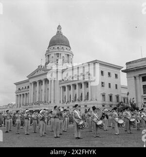 DIE JAPANISCHEN SÜDARMEEN KAPITULIEREN IN SINGAPUR, 1945 – die Band der Royal Marines spielt die Nationalhymne „God Save the King“ während der Siegesparade nach dem Hießen der Union Jack vor dem Municipal Building in Singapur Royal Navy, Royal Marines Band Service Stockfoto