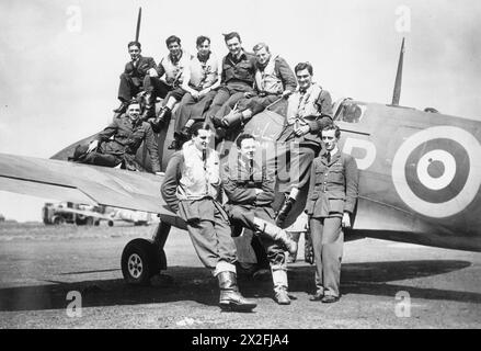 Ein TAG MIT DER NR. 603 (STADT EDINGBURGH) - Ein Tag mit der Nr. 603 (Stadt Edinburgh) Jagdgeschwader, die 128 deutsche Flugzeuge zu ihrem Kredit haben. Das Bild zeigt: Piloten der Stadt Edinburgh Squadron mit ihrer neuesten Ergänzung, ein Spitfire präsentiert von Einheimischen in Persien Stockfoto