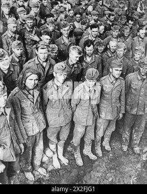 Deutsche Kriegsgefangene werden Ende 1943 von sowjetischen Truppen an der Ostfront gefangen genommen, wobei einige Soldaten keine Stiefel haben, was die harten Bedingungen des Zweiten Weltkriegs veranschaulicht Stockfoto