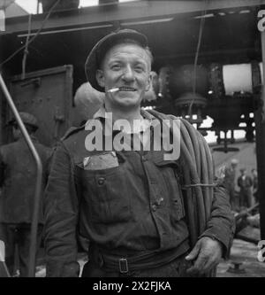 GLASGOW SHIPYARD: SCHIFFBAU IN KRIEGSZEITEN, GLASGOW, LANARKSHIRE, SCHOTTLAND, VEREINIGTES KÖNIGREICH, 1944: informelles Porträt eines Werftarbeiters Stockfoto