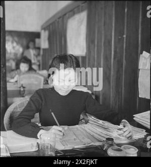 Cecil Beatons Schwarzweiß-Negativfoto aus dem Jahr 1943-1944 zeigt kulturelle und architektonische Szenen in Indien, Burma und China, einschließlich städtischer und ländlicher Landschaften. Stockfoto