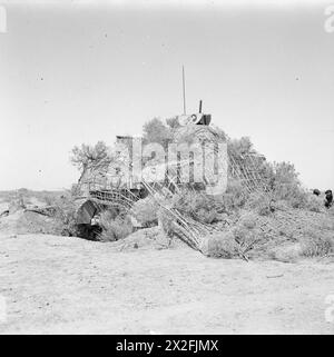 BILDER AUS DER westlichen WÜSTE - britische Dummy-Panzer auf der Straße in die vorderen Gebiete Stockfoto