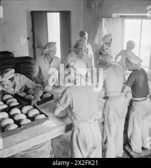 Cecil Beaton fotografiert die Bäckerei in Tobruk, Libyen, während seiner Tätigkeit im Nahen Osten von Februar bis Juli 1942. Stockfoto