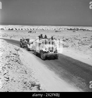 Ein Quad-Artillerietraktor und 25-Pfünder-Feldpistole der 9. Australischen Division im Einsatz während der Western Desert Campaign am 9. Juli 1942. Der 25-Pfünder war ein vielseitiges britisches Artilleriestück, das von australischen Truppen in Nordafrika eingesetzt wurde. Stockfoto