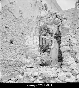 Foto von Cecil Beaton, aufgenommen im Jahr 1942 in Tobruk, Libyen, mit einer Madonna-Statue, die zwischen Ruinen steht und die Auswirkungen der Kriegszerstörung feststellt. Stockfoto