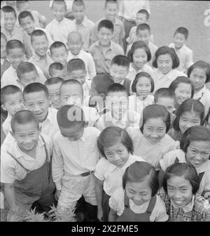 Schwarzweiß-Negativfoto von Cecil Beaton, das Militärpersonal, lokale Gemeinden und Landschaften während seiner Reise durch Indien, Birma und China 1943–1944 zeigt. Stockfoto