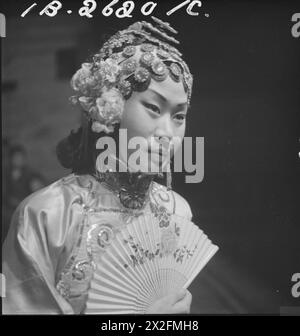 Schwarz-weiß-negativ von Cecil Beaton von seiner Reise durch Indien, Birma und China 1943-1944, in der er Landschaften, Menschen, Menschen, und kulturelle Szenen. Stockfoto