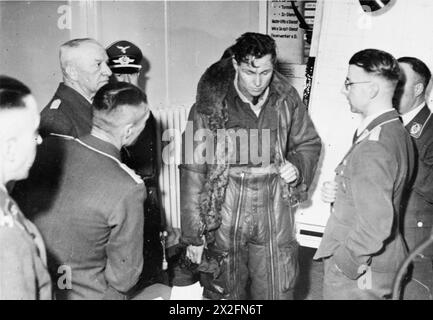 DER STRATEGISCHE BOMBENANSCHLAG AUF DEUTSCHLAND, 1942-1945 - Ein überlebendes Besatzungsmitglied eines Handley Page Halifax Mark II der No. 158 Squadron RAF, das am Abend des 27. März 1943 über Bremen abgeschossen wurde, während er Berlin bombardierte, wird von Luftwaffenoffizieren der Royal Air Force, des Royal Air Force Regiment, verhört. Sqdn, 158, Deutsche Luftwaffe (Drittes Reich) Stockfoto