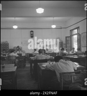 Schwarz-weiß-negativ von Cecil Beaton zeigt Landschaften, Dörfer und Militärpersonal in Indien, Birma und China zwischen 1943 und 1944. Stockfoto