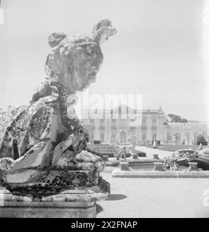 Foto von Cecil Beaton von Statue im Palast von Queluz, Portugal, aufgenommen 1942. Das Bild zeigt skulpturale Details und architektonische Elemente des Palastes, die das portugiesische Erbe und das neoklassizistische Design des 18. Jahrhunderts widerspiegeln. Stockfoto